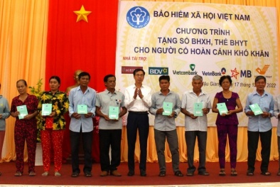 Trao tặng sổ bảo hiểm xã hội cho người dân tỉnh Hậu Giang