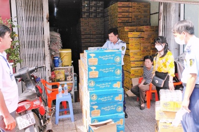 An Giang: Phát hiện và tạm giữ gần 2.000 lon sữa đặc, kem đặc có đường đã quá hạn sử dụng