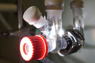 Lò phản ứng năng lượng mặt trời biến CO2 và rác thải nhựa thành sản phẩm hữu ích