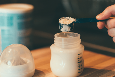 Thận trọng khi cho trẻ nhỏ uống sữa hạt thay thế sữa công thức 