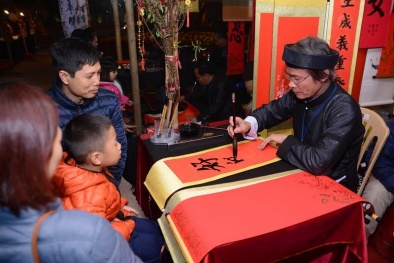 Người dân Thủ đô đi xin chữ đầu năm