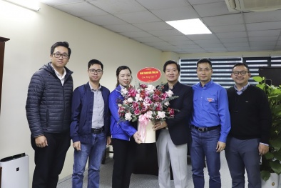 Đoàn Thanh niên tặng hoa chúc mừng Đảng uỷ Tổng cục TCĐLCL nhân kỷ niệm 93 năm ngày thành lập Đảng Cộng sản Việt Nam