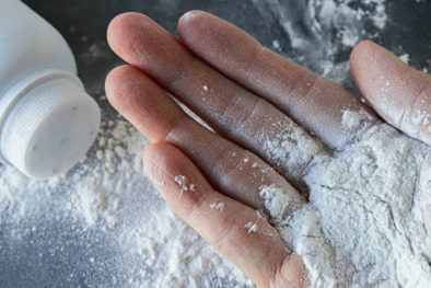 Johnson & Johnson tiếp tục bị kiện với cáo buộc phấn rôm gây ung thư buồng trứng