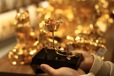 Hoa hồng mạ vàng: Quà tặng độc đáo nhân dịp Valentine