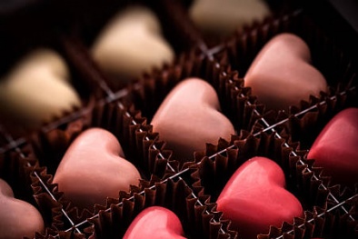 Chất tạo màu đỏ trên socola và kẹo được bày bán tràn lan có an toàn không?