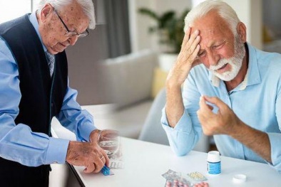 Dùng thuốc giảm đau ibuprofen kéo dài nguy cơ mắc các vấn đề về dạ dày, tim mạch