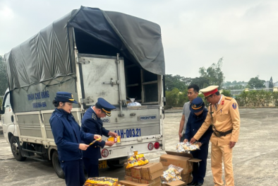 Quảng Ninh phát hiện lượng lớn xúc xích ăn liền, bim bim tẩm gia vị nhập lậu