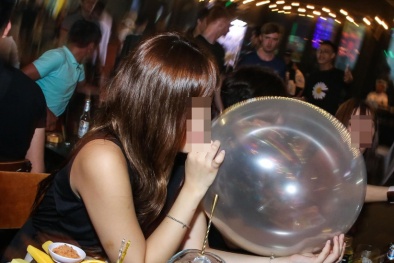 Dùng bóng cười khiến cô gái bị yếu liệt tứ chi 