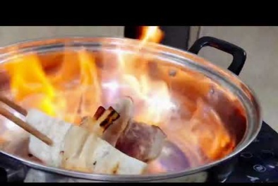 Cảnh báo: Nướng mực bằng cồn dễ gây bỏng nặng