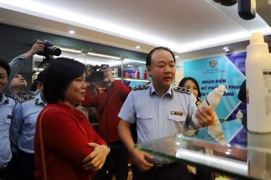 Tăng khả năng nhận biết hàng thật - giả khi tham quan Phòng trưng bày ‘Nhận diện hoá - mỹ phẩm vi phạm trên thị trường’ 