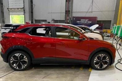 Bộ đôi SUV đô thị của VinFast lộ ảnh tại nhà máy