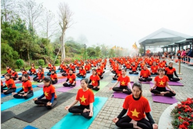 500 Yogi trên khắp cả nước đồng diễn chào mặt trời tại Fansipan