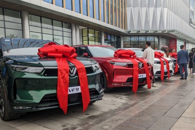 27 chiếc VinFast VF 9 đầu tiên chính thức đến tay khách hàng
