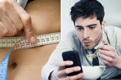 Khuyến cáo chuyên gia: Vừa ăn vừa xem điện thoại có thể gây ra nhiều tác hại không ngờ