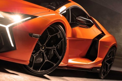 Lamborghini Revuelto LB744 - siêu xe tích hợp công nghệ hybrid đầu tiên trên thế giới