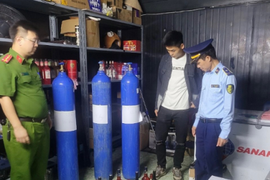 Quảng Ninh tạm giữ 12.000 quả bóng và trên 100 bình khí NO2 dùng sản xuất bóng cười