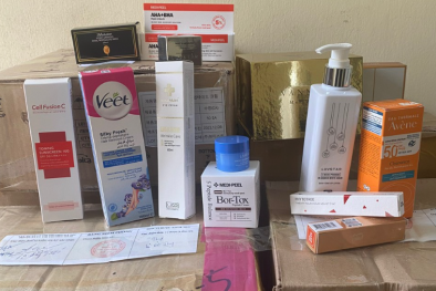 Hà Nội phát hiện cơ sở kinh doanh lượng lớn mỹ phẩm, quần áo nhập lậu