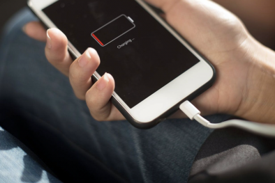 Apple cảnh báo sạc điện trong mùa nóng sai cách khiến pin nhanh xuống cấp