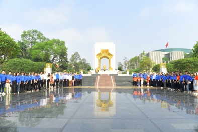 Đoàn Thanh niên Tổng cục Tiêu chuẩn Đo lường Chất lượng dâng hương viếng Lăng Bác và tưởng niệm các anh hùng liệt sĩ 