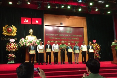 Bộ Công an trao kỷ niệm chương cho lãnh đạo Tổng cục TCĐLCL vì những đóng góp cho KHCN