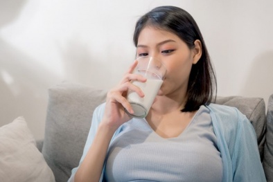 Bác sĩ chỉ ra vì sao sau khi uống sữa nhiều người thấy đau bụng, cách uống an toàn và hợp lý