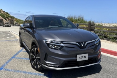 Khách Mỹ lái thử xe VinFast VF 8: 'Chiếc xe sáng tạo chưa từng có từ Việt Nam'