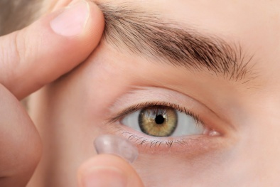 Cảnh báo kính áp tròng có thể chứa hóa chất vĩnh viễn PFAS