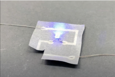 Vải thông minh phủ kim loại lỏng 'tự lành' khi bị cắt, đẩy lùi vi khuẩn
