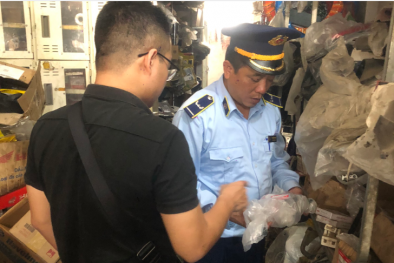 Bắc Kạn phát hiện 3 cơ sở kinh doanh mặt hàng phụ tùng xe máy, giày dép giả mạo nhãn hiệu