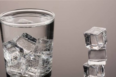 Những tác hại khi uống nước đá thường xuyên trong mùa hè