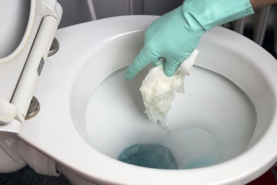 Bác sĩ cảnh báo: Mối nguy hiểm từ các loại dung dịch thông tắc bồn cầu 