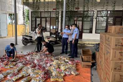 Bắc Ninh tiêu hủy 23.280 chiếc chân gà tẩm ướp gia vị đóng gói nhập lậu