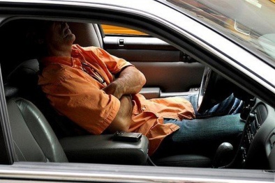 Chuyên gia khuyến cáo không nên ngủ trong ô tô khi xe không chạy