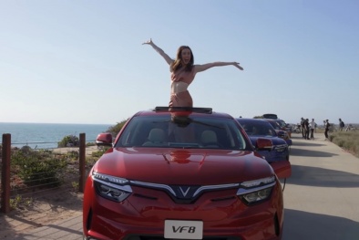 Nữ KOL nổi tiếng người Mỹ đánh giá VF 8 sang trọng, an toàn và dễ lái 