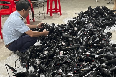 Hà Nội tạm giữ hơn 400 máy sấy tóc nghi giả nhãn hiệu Panasonic