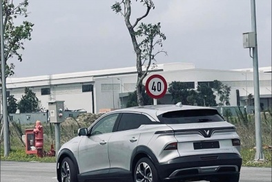 VinFast VF6 lộ ảnh 'không che' trước ngày xuất hiện chính thức