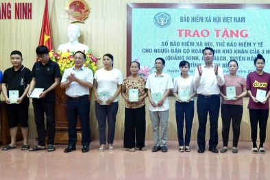 BHXH Việt Nam trao tặng sổ BHXH, thẻ BHYT cho người dân hoàn cảnh khó khăn tại tỉnh Quảng Bình