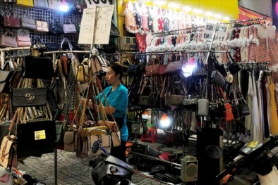 TP.HCM: Tràn lan 'hàng hiệu' giá rẻ từ chợ lớn đến vỉa hè 