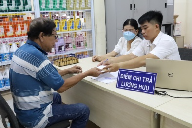  BHXH Việt Nam: Trả lương hưu, trợ cấp BHXH theo mức mới cho người nhận qua tài khoản ATM