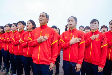 Đội tuyển nữ Việt Nam rước đuốc, thượng cờ trên đỉnh thiêng Fansipan