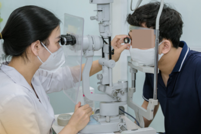 Loét giác mạc, bội nhiễm nặng nếu tự mua thuốc chứa corticoid, xông lá điều trị đau mắt đỏ