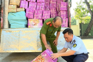 Phát hiện ô tô vận chuyển 21.000 chiếc bánh trung thu không rõ nguồn gốc