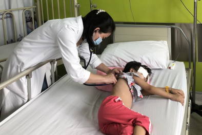 TP.HCM: 3 đơn vị y tế giành lại ánh sáng cho bé gái 5 tuổi bị tim và khiếm thính bẩm sinh