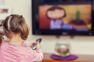 Trẻ xem nhiều điện thoại và tivi dễ bị rối loạn phổ tự kỷ, kém phát triển