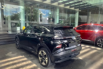 VinFast VF 6 lộ diện bản thương mại trong nhà máy trước ngày ra mắt chính thức