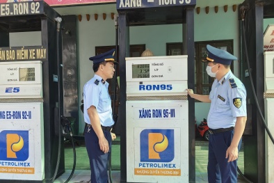 Doanh nghiệp tư nhân Đông Ba bị xử phạt do sử dụng nhân viên bán xăng dầu không đảm bảo điều kiện