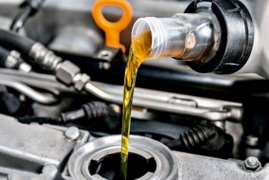 Tác hại nghiêm trọng khi đổ dư dầu động cơ ô tô