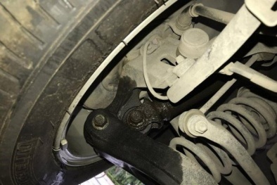 Dấu hiệu cho thấy ô tô bị hỏng giảm xóc cần thay thế sửa chữa để tránh nguy hiểm