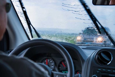 Những tính năng an toàn khi đi trời mưa người lái ô tô cần biết 