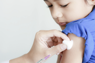 Vaccine sống giảm động lực được thử nghiệm an toàn với trẻ ghép gan, thận